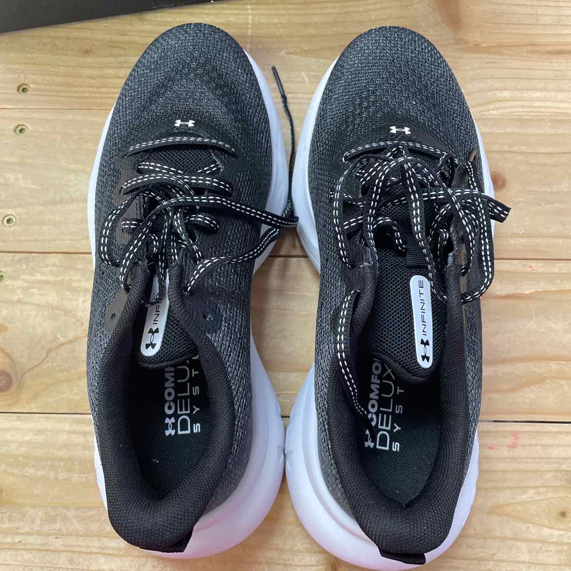 NEW! UNDER ARMOUR SHOES 6