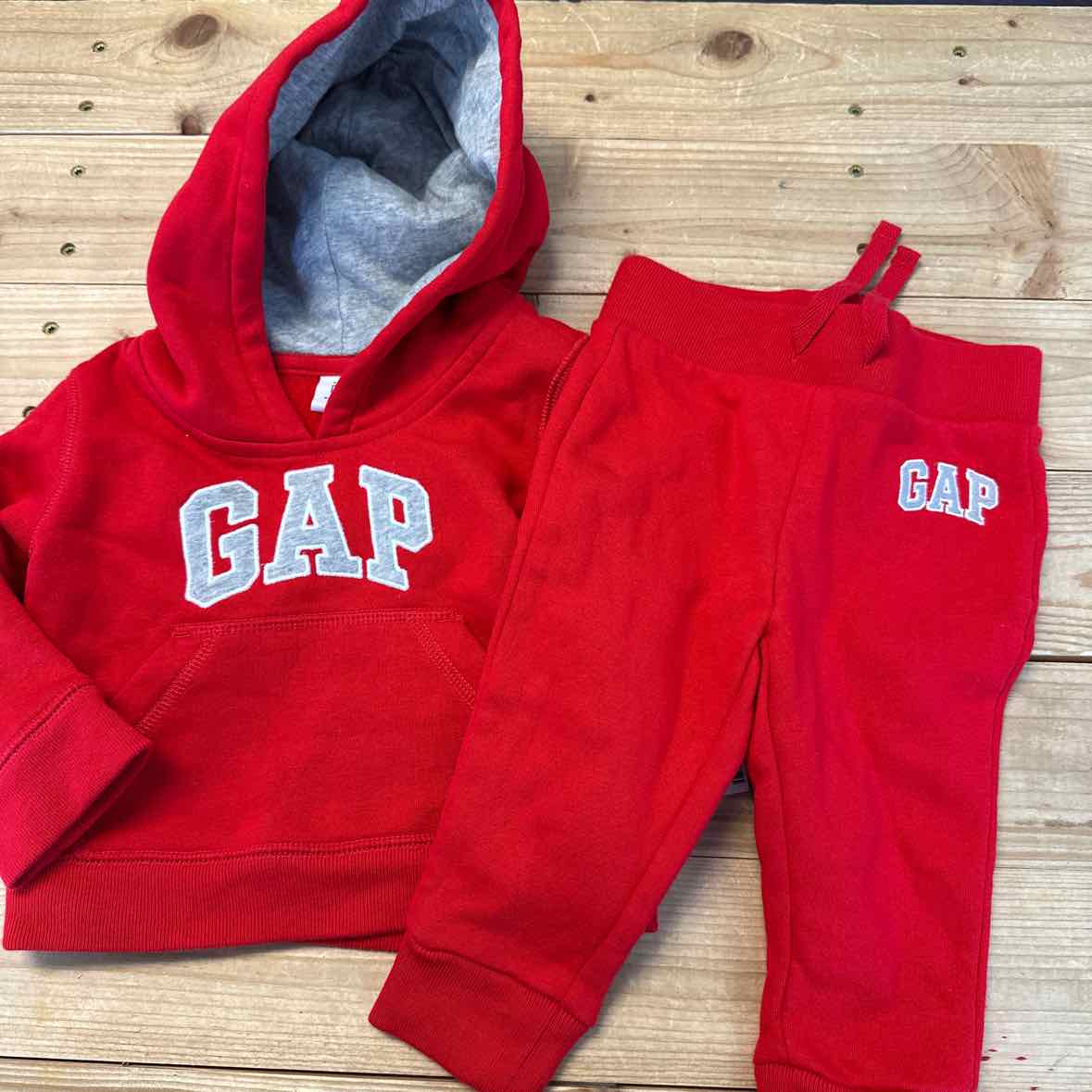 GAP RED LOGO JOGGER SET 6-12 MOS