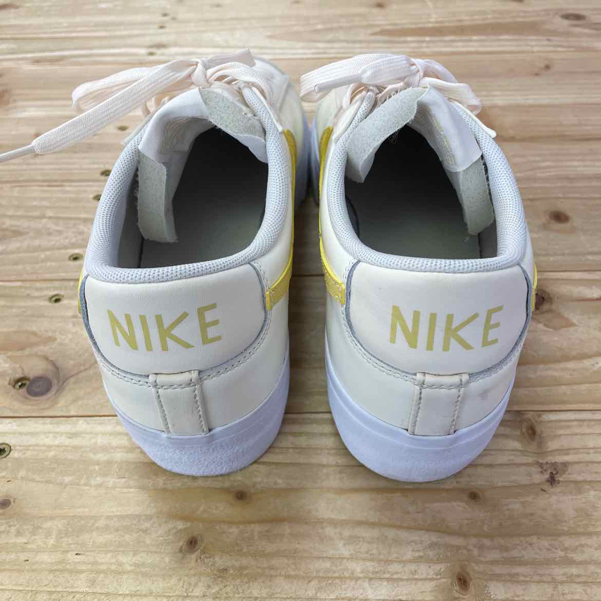 NIKE BLAZERS SIZE 11