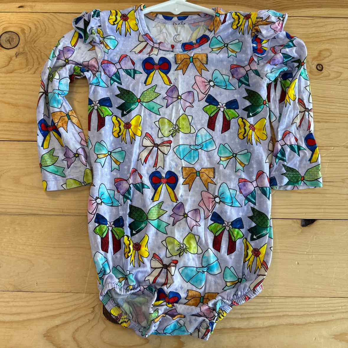 GIGI'S BAMBOO BOW ONESIE 6-12 MOS