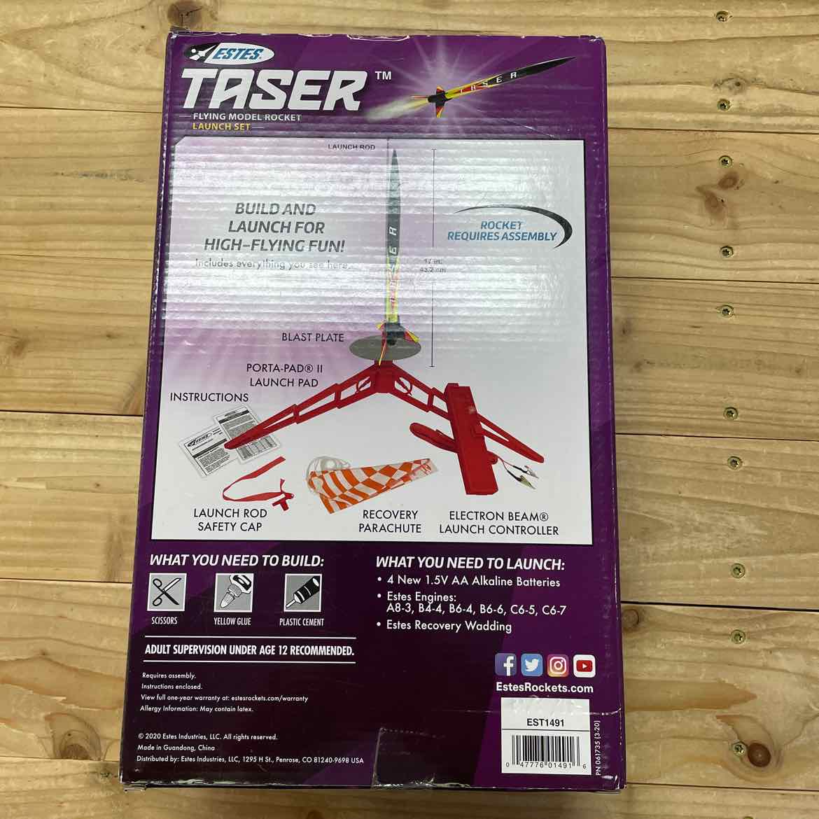 NEW! ESTES MODEL ROCKET W/ ENGINES