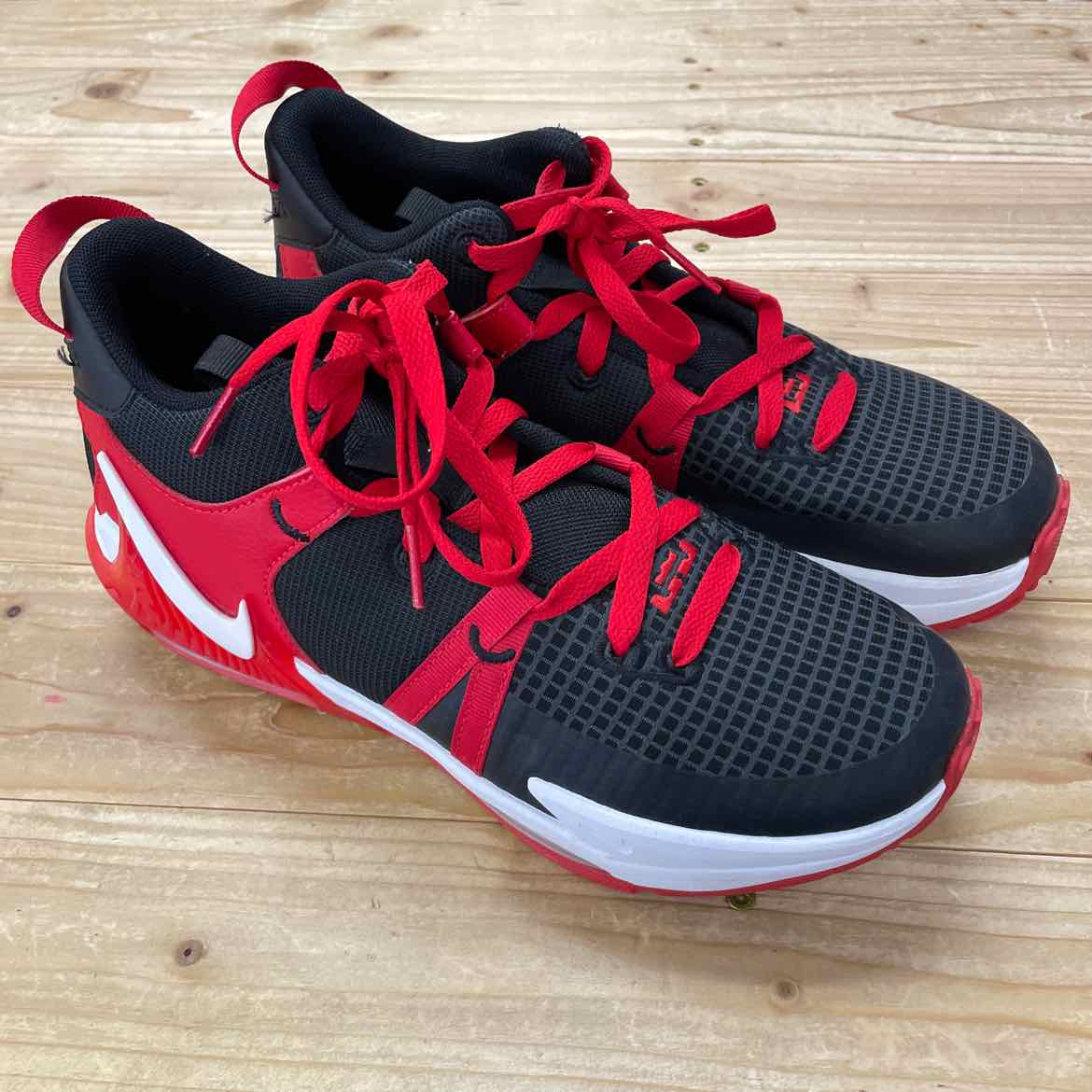 NIKE SHOES 7Y