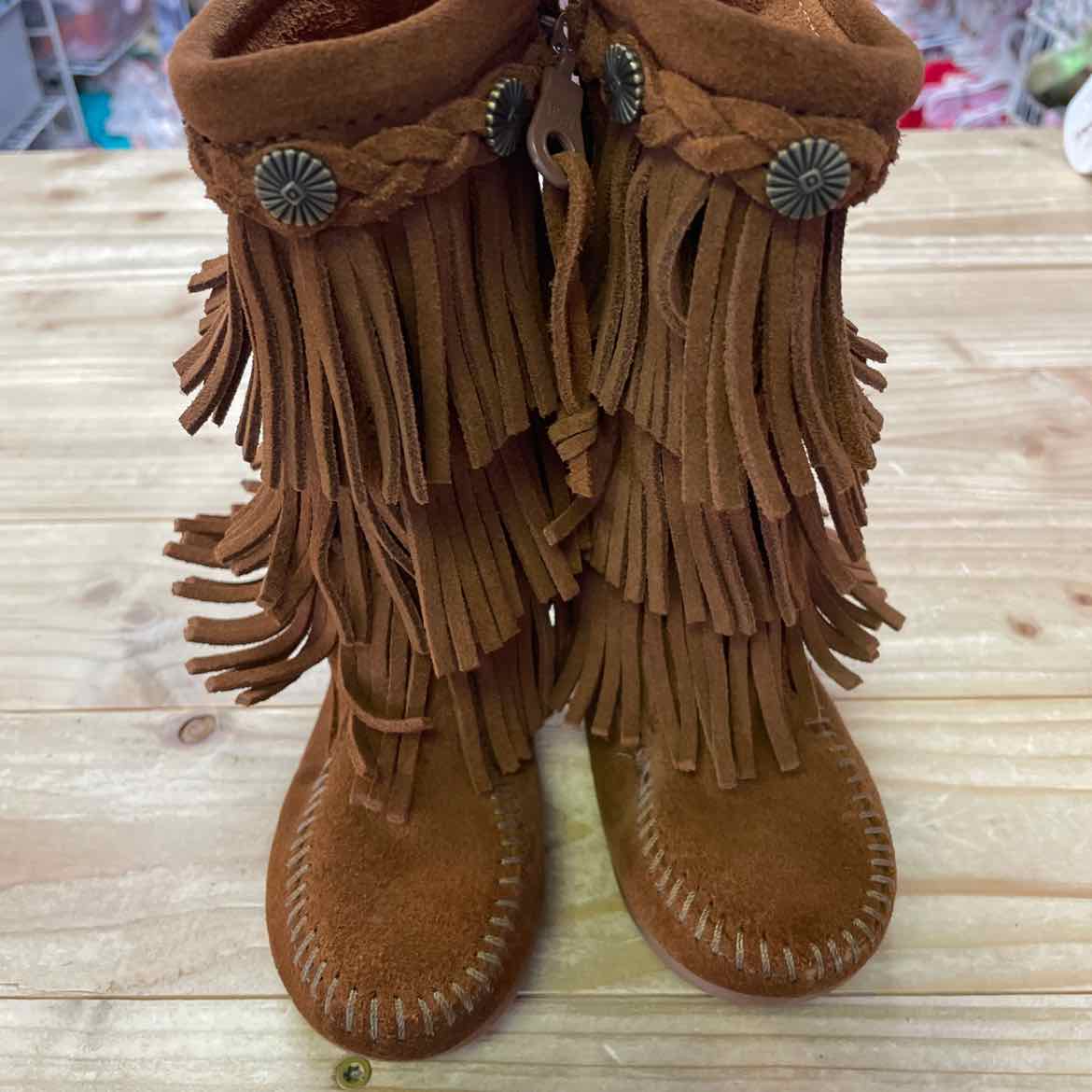 MINNETONKA FRINGE BOOTS 7
