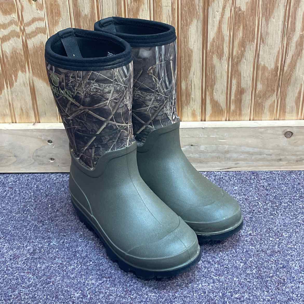 MAGELLAN CAMO BOOTS 5 YOUTH
