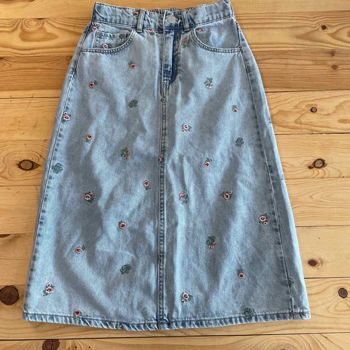 H & M FLORAL DENIM SKIRT 10