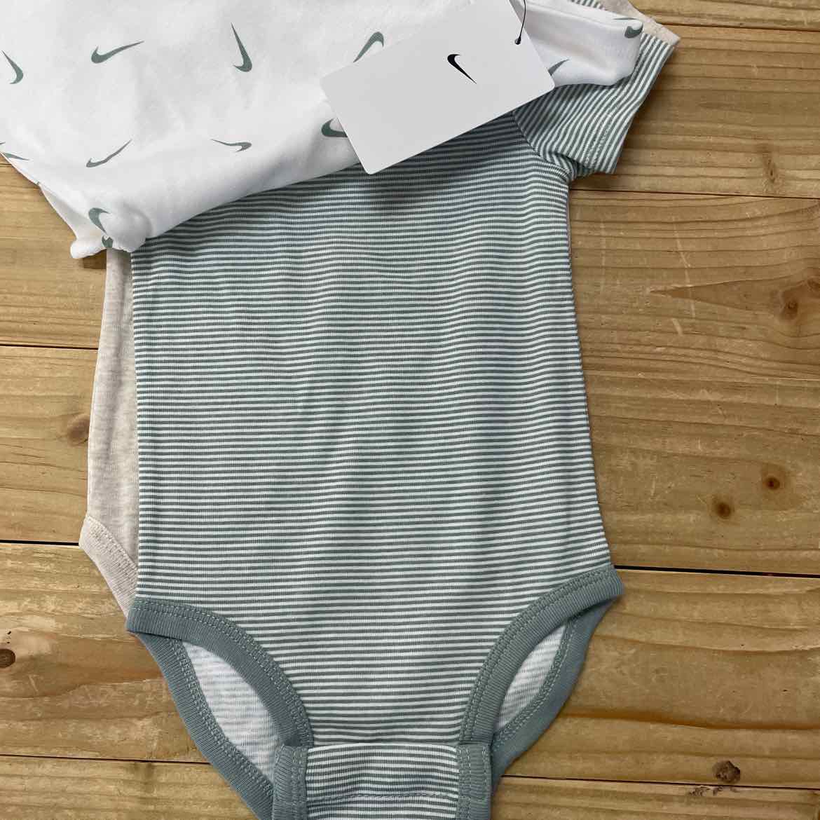 NEW! NIKE BODYSUIT SET 9 MOS