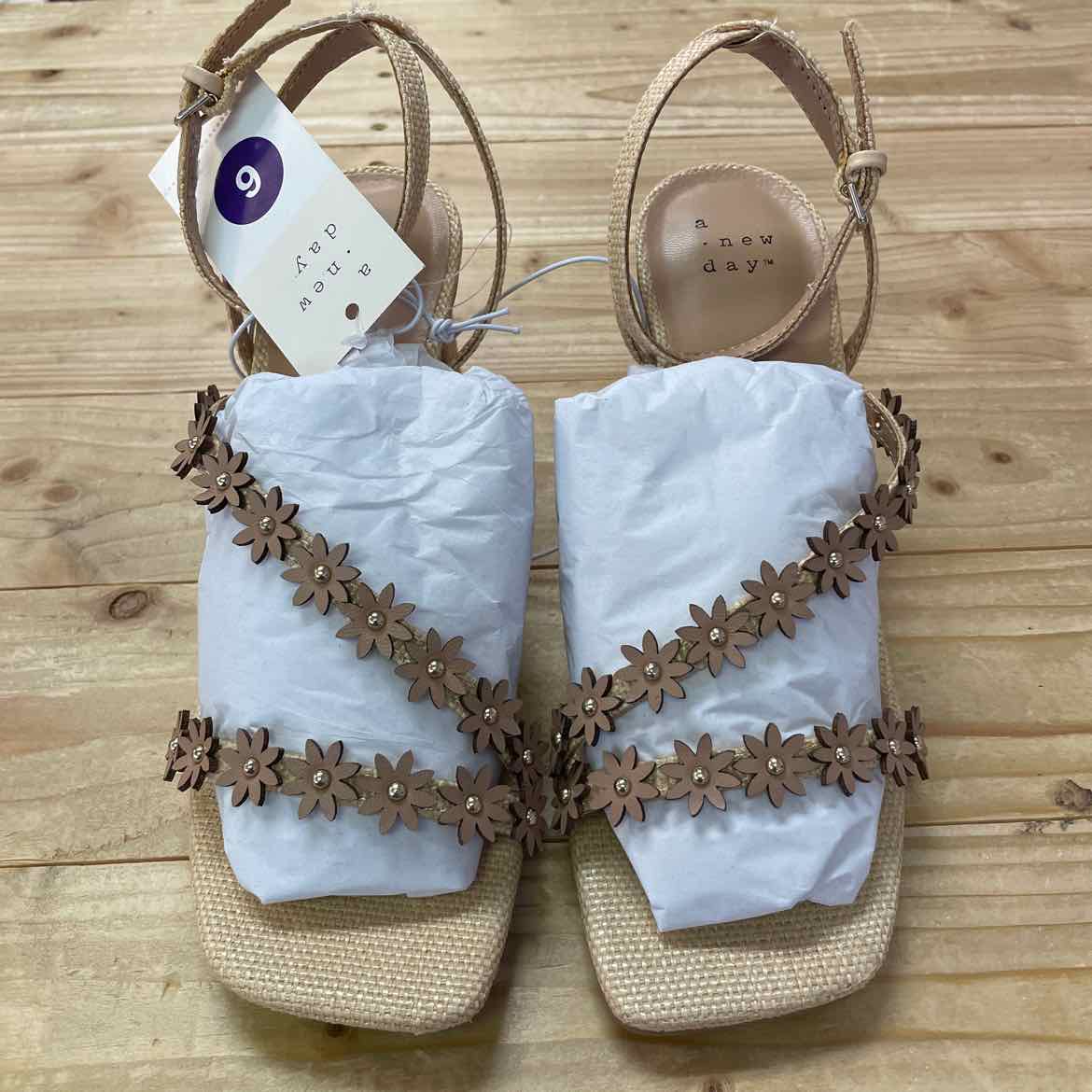 NEW! A NEW DAY FLOWER SANDALS 6