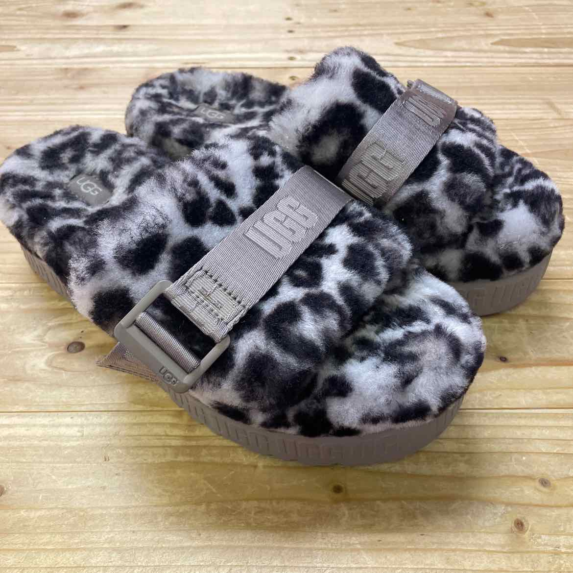 UGG FLUFFITA LEOPARD SLIDES 7