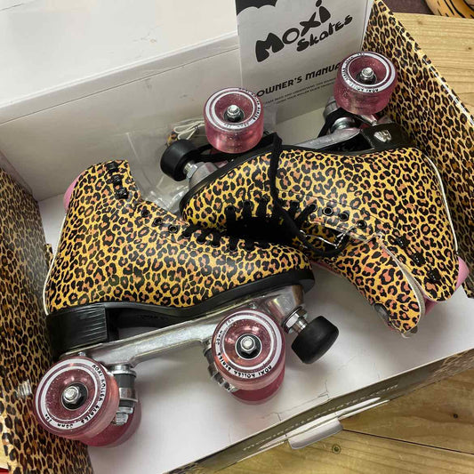 NEW! MOXI ROLLER SKATES LEOPARD/PINK SZ 5