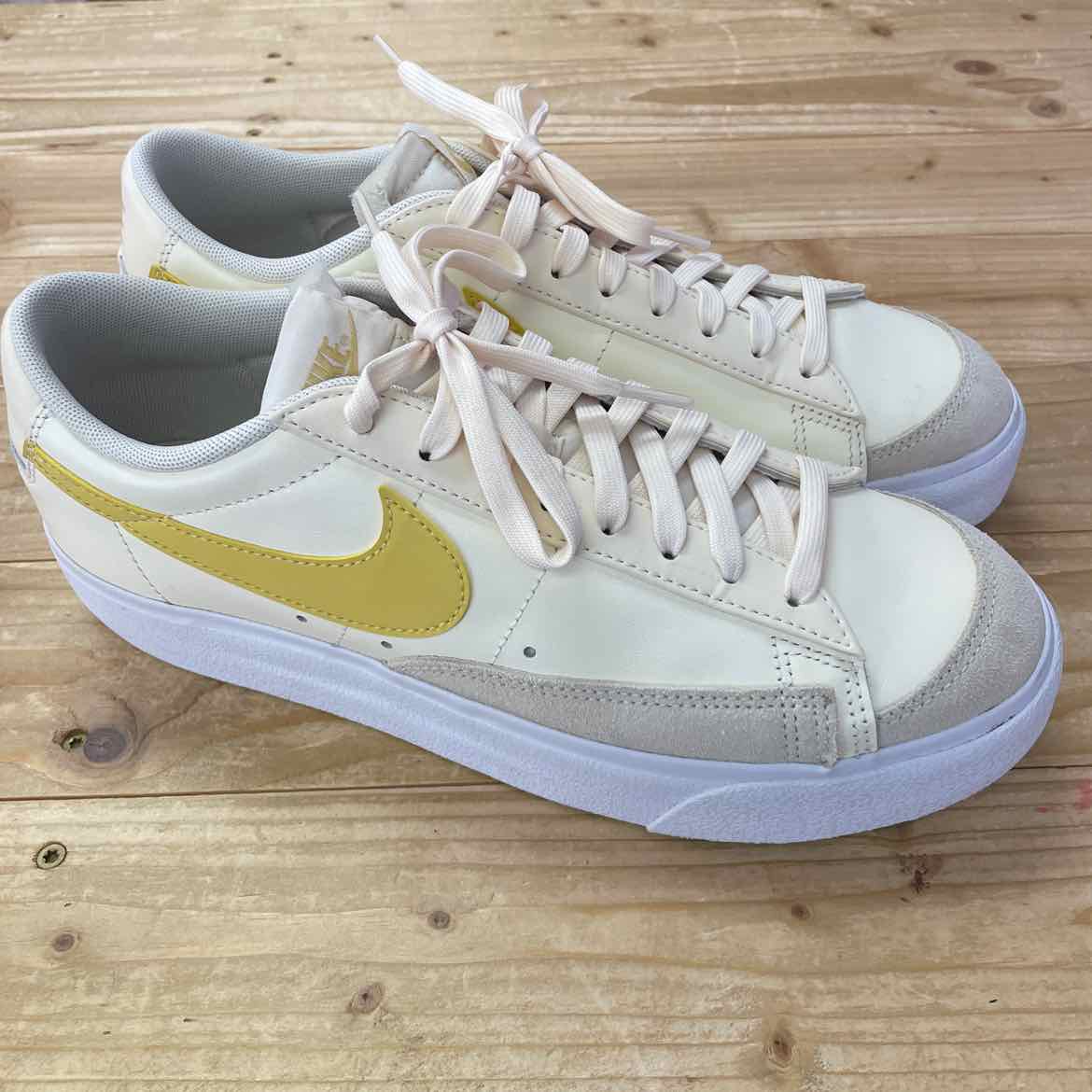 NIKE BLAZERS SIZE 11