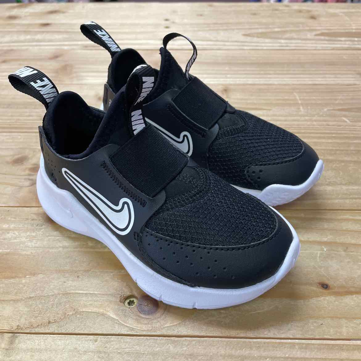 NIKE SHOES 8 BOYS