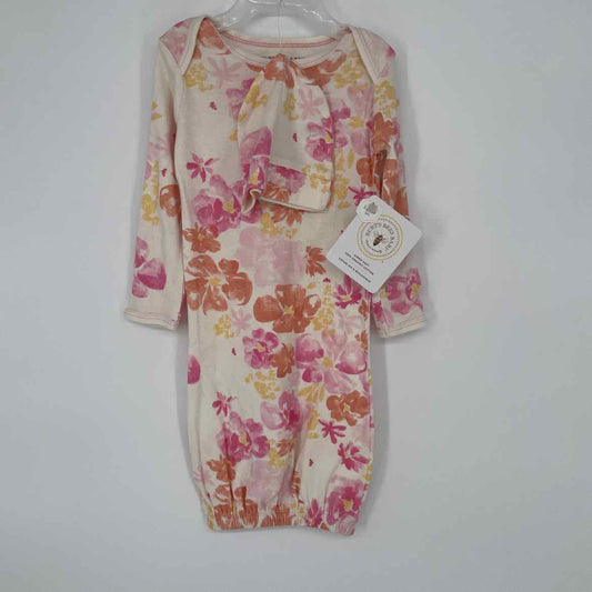 NEW! BURTS BEES GOWN/HAT SET 0-6 MOS