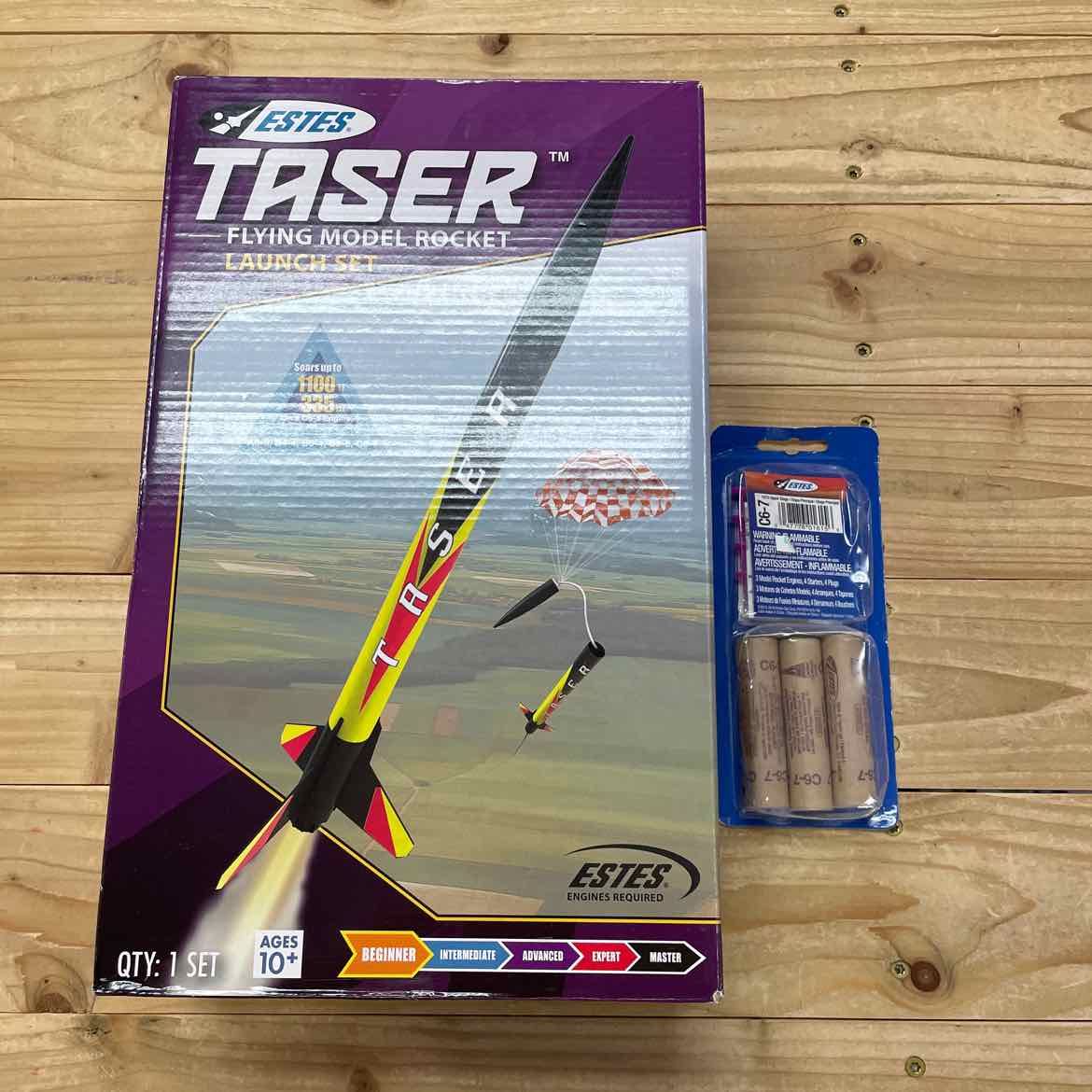 NEW! ESTES MODEL ROCKET W/ ENGINES