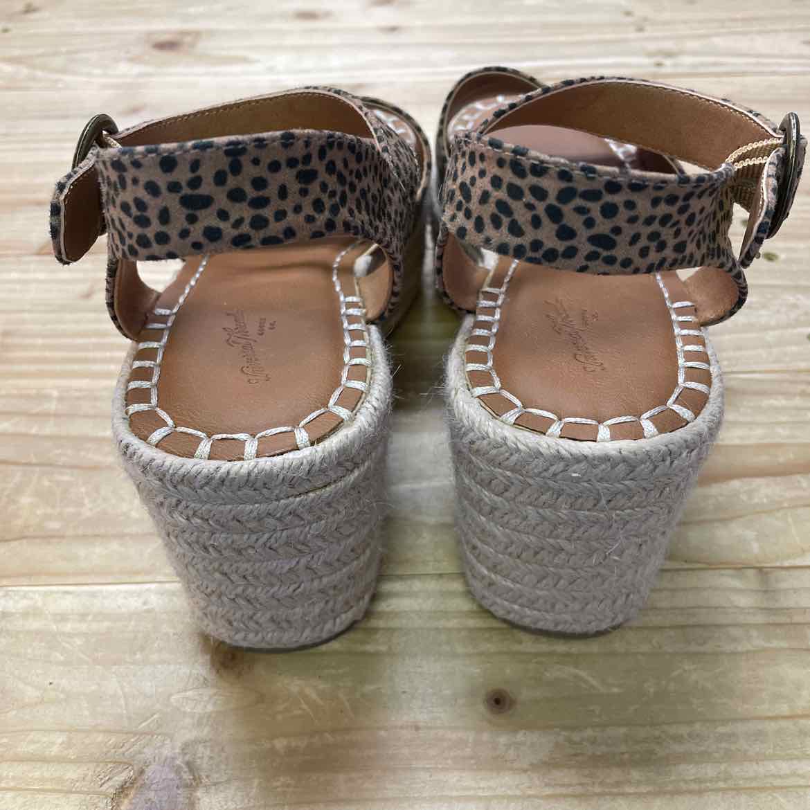UNIVERSAL THREADS SANDALS 8.5