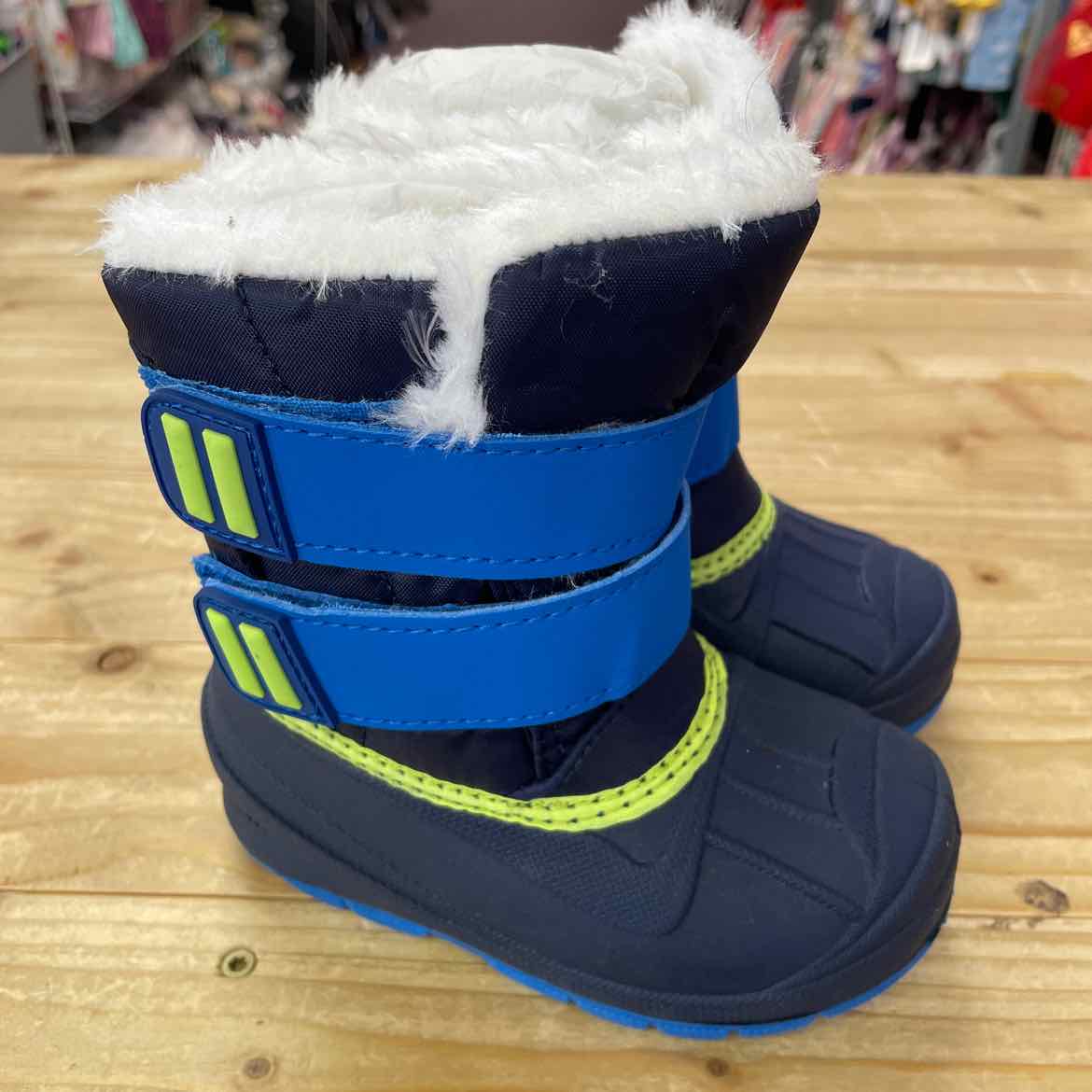 NEW! SNOW BOOTS 6