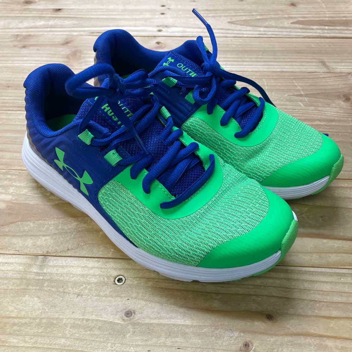 UNDER ARMOUT SHOES 4Y
