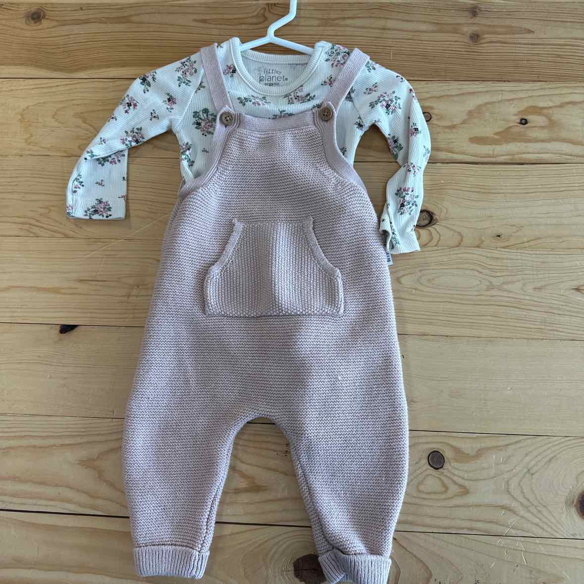 CARTERS LITTLE PLANET OUTFIT 6 MOS