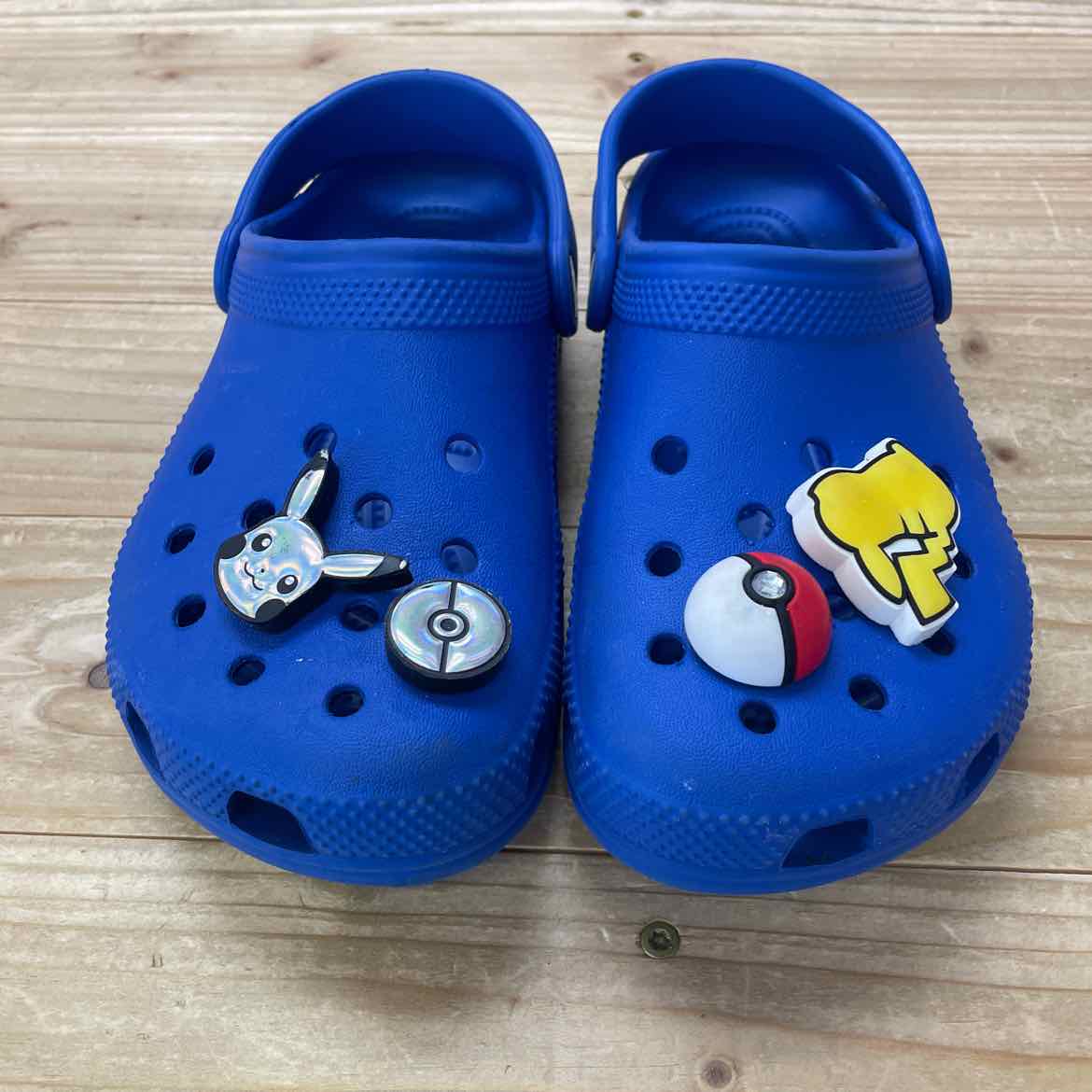 BLUE CROCS POKEMON JIBBITS 3 YOUTH