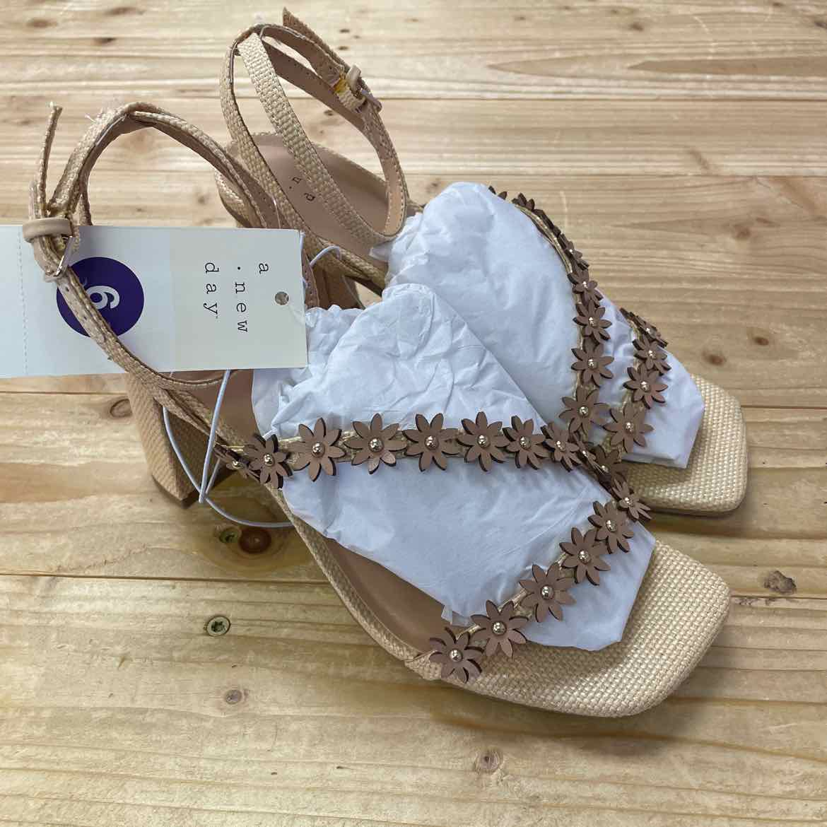 NEW! A NEW DAY FLOWER SANDALS 6