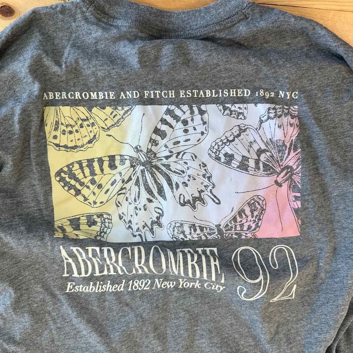 ABERCROMBIE GRAY BUTTERFLY SHIRT 9/10