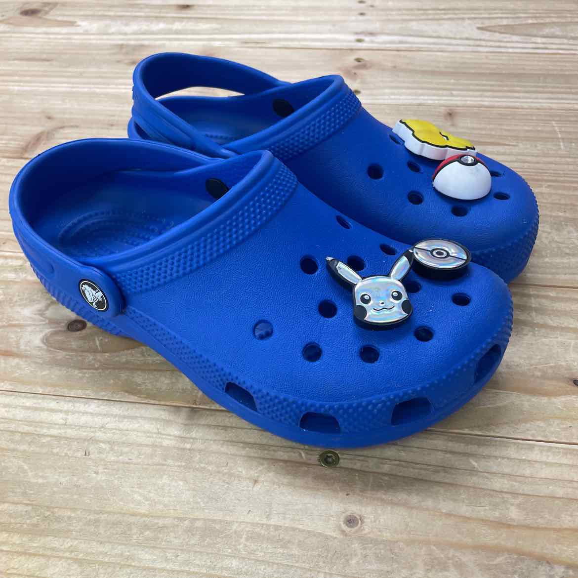 BLUE CROCS POKEMON JIBBITS 3 YOUTH