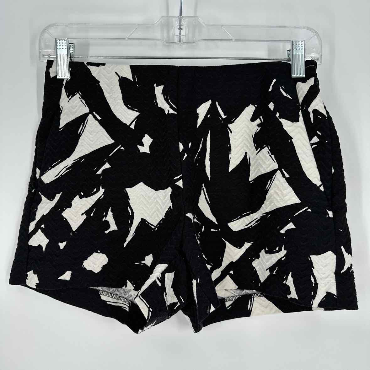 BLACK/WHITE SHORTS