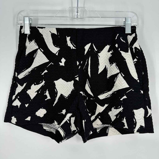 BLACK/WHITE SHORTS