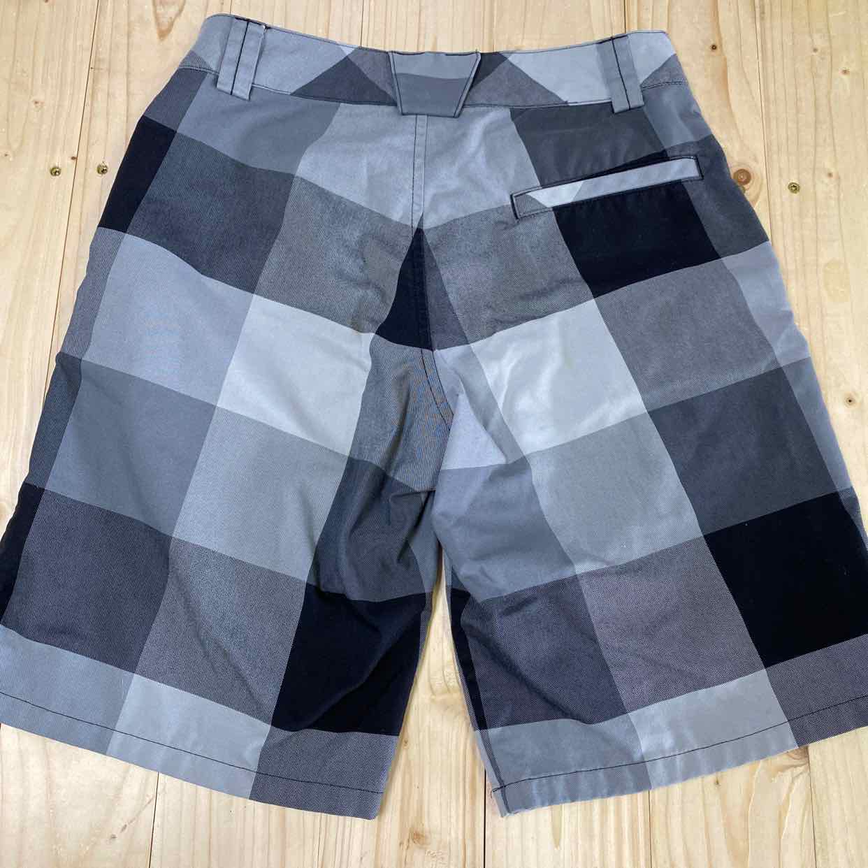 UNDER ARMOUR PLAID SHORTS M